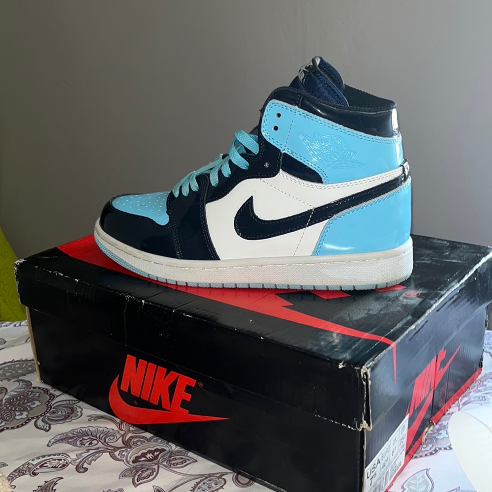 Rarely worn and still fresh, box is slightly tattered